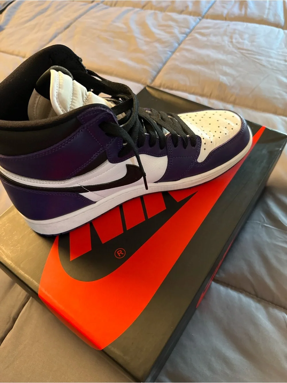 Jordan High-Top Sneaker - White / Purple / Black